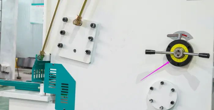 Edge gap adjustment mechanism