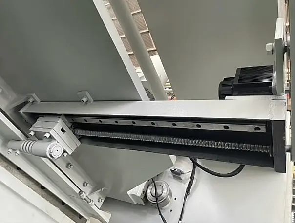 Guide rail and ball screw transmission on back gauge