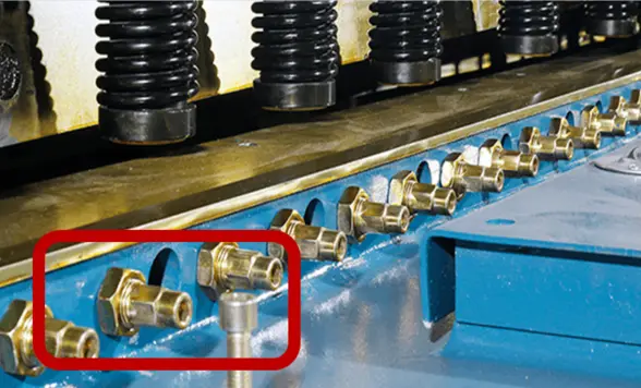 Blade adjustment screw
